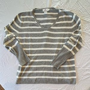 Vineyard Vines V-neck sweater size large, grey and white stripes